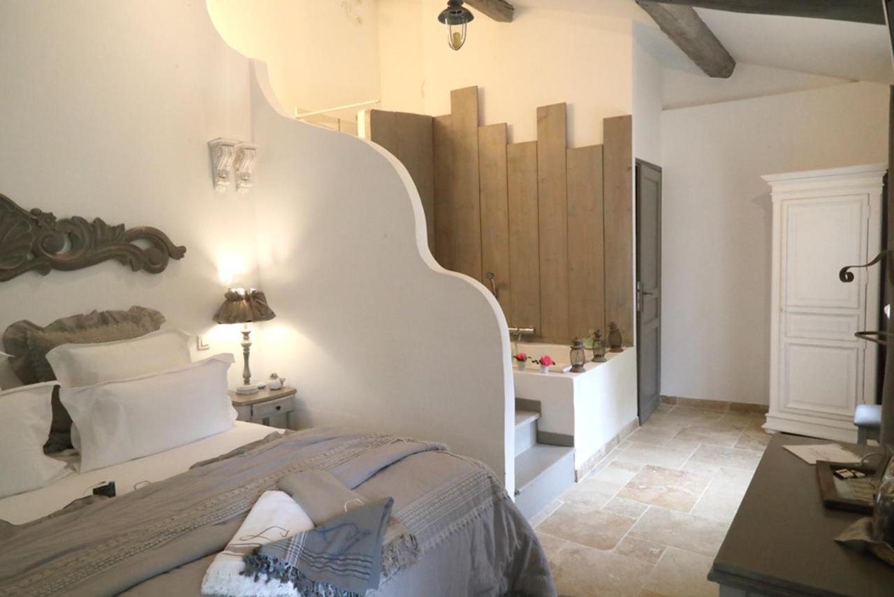 Maison D'Hotes "Les Ecuries Du Mas" Lamanon Bagian luar foto