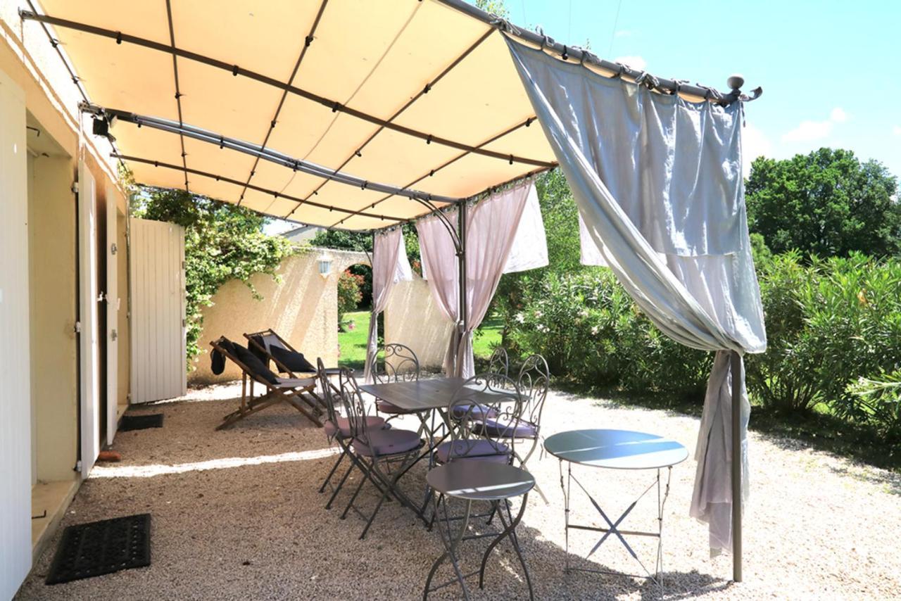 Maison D'Hotes "Les Ecuries Du Mas" Lamanon Bagian luar foto