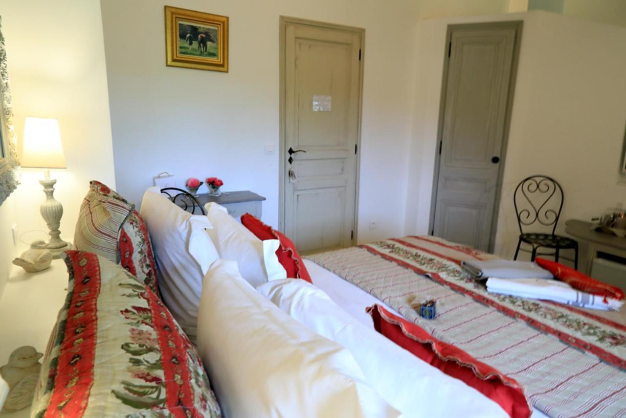 Maison D'Hotes "Les Ecuries Du Mas" Lamanon Bagian luar foto