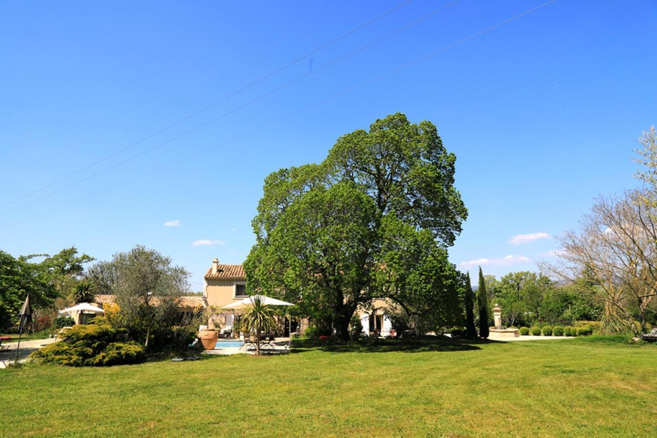 Maison D'Hotes "Les Ecuries Du Mas" Lamanon Bagian luar foto
